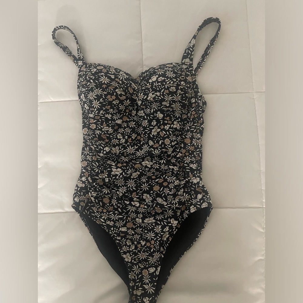 Daisy 🌼 print, full piece swimsuit.